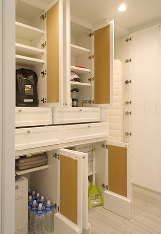 写真：パントリー（食品貯蔵庫）でのローリングストックの一例